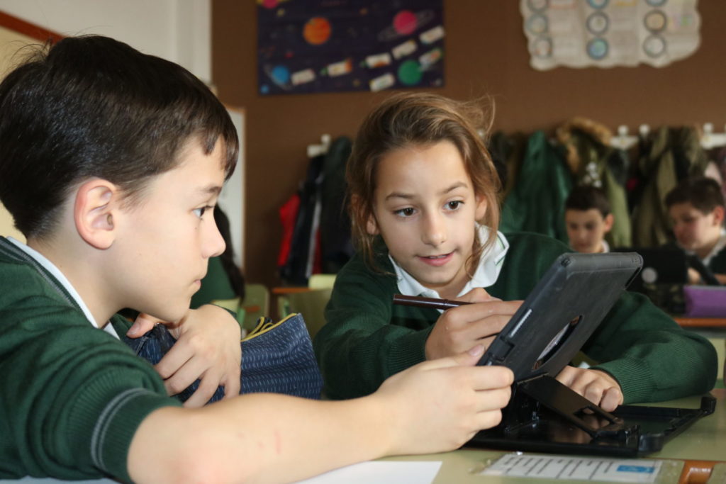 Colegio María Virgen Concertado bilingue madrid jesuitinas nuevas trabajo cooperativo tecnologías ipad educación